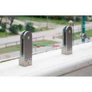 P-e-glass - Garde-corps Italian Fashion Stairs avec panneaux de verre trempé et feuilleté, fixés au béton avec pinces en acier inox Aisi 304_1