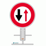 B15 - Obligation de céder le passage aux véhicules venant en sens inverse sur pied temporaire
