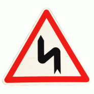 Panneau de danger A1D - Succession de virages dont le 1er est à gauche, ultra-résistant aux chocs et aux températures extrêmes Panneau de danger A1D - Succession de virages dont le 1er est à gauche, ultra-résistant aux chocs et aux températures extrêmes