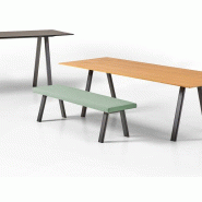 Banc design et robuste Plania de Inclass pied métallique personnalisable déplaçables et assise tissu Banc design et robuste Plania de Inclass pied métallique personnalisable déplaçables et assise tissu
