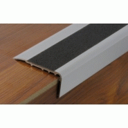 Nez de marche en aluminium anodisé perçé avec bande carbo anthricite 67 x 32 x 3000 mm