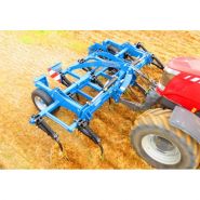 Outil de travail du sol avec roues pivotantes intégrées dans le châssis