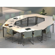 Ensemble de tables rectangulaires et trapèzes pour conférence