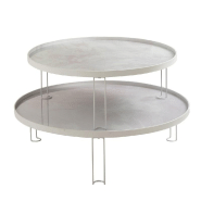 SET DE 2 TABLES MARBRÉES AVRA EN VERRE BLANC ET MÉTAL NOIR.