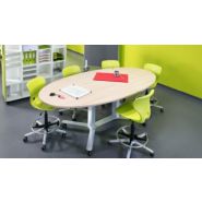 Table de conférence ovale pour 10 personnes assis debout