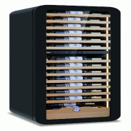 KLIMAITALIA Un frigo à vin à double température. Des étagères bois une commode. Hygromètre. LED. T°s +2°C/+20°C. Dim. LxS&H 54x55x160 cm. VIN
