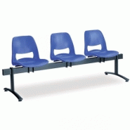 Chaises en plastique sur poutre