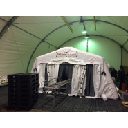 Tente de décontamination NRBC avec sas d'entrée munis de systèmes de détection