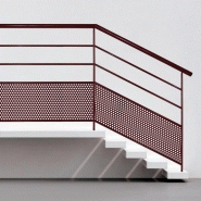 Balcon et rampe contemporain - Main courante tube Ø42 - Poteaux fer plat 40x10 - Lisse intermédiaire tube Ø17 - Tôle perforée de 2_1