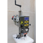 Capsuleuse  semi-Automatique de table sur embase en nylon  de 300*440 mm -  CAPINOX BASIC S. A.