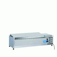 Vitrine réfrigérée en acier inoxydable pour 6 plateaux GN1/3. Dimensions (LxPxH) 140x39,5x28,1 cm. Température +2°C/+8°C. Tête froide VRX 14/38