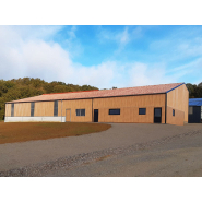 Bâtiment caprin sur mesure - Bardage en tôles bac acier et panneaux sandwichs imitation bois - Ets Bobet