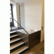 Plateforme élévatrice intégrée à des escaliers (modèle e)