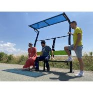 Vestiaire avec banc, porte-manteaux et pare-soleil pour espace de plein air Vestiaire avec banc, porte-manteaux et pare-soleil pour espace de plein air