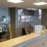 Hygiaphone vitre de protection plexiglas avec pliage de chaque côté