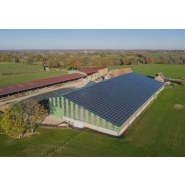 Hangar agricole photovoltaïque bi-pan asymétrique avec ligne de poteaux centrés à l'intérieur