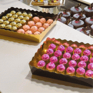 Barquette petits fours carton or et noir 22x14x3,5cm - par 250