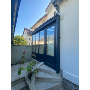 Véranda sur mesure en aluminium - Gris anthracite - Porte à serrure 3 points haute sécurité + trapèze Véranda sur mesure en aluminium - Gris anthracite - Porte à serrure 3 points haute sécurité + trapèze