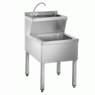 Lave-mains et évier en acier inoxydable avec distributeur de savon, P 700 mm. Lave-mains et évier en acier inoxydable avec distributeur de savon, P 700 mm.