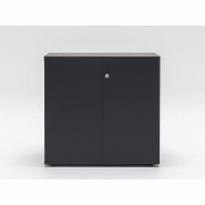 Armoire basse portes battantes stratifié mat Mito - L90 x P45 x H88 cm - Poignées grises, serrure et clés Armoire basse portes battantes stratifié mat Mito - L90 x P45 x H88 cm - Poignées grises, serrure et clés