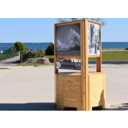 Mobilier totem d'exposition extérieur en bois pour photographies - Format 1 150 x 600 x 2 450 mm