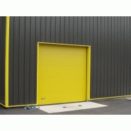 Porte sectionnelle industrielle avec levée anti-effraction, hublot et portillon - Isolation Phonique 25 dB