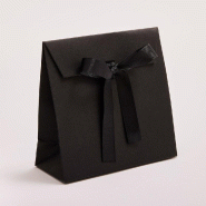 Pochette cadeau carton noir avec ruban noir satiné 14,5x6,5x14,5cm - par 10