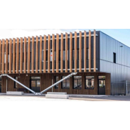 Extension de bâtiment scolaire, avec ascenseur et escalier extérieur - réalisation sur mesure