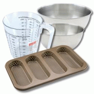 Set pâtisserie avec moule perforé 4 mini baguettes 33 x 22 cm en acier, 2 bols à mixer, verre mesureur et spatule Zenker - jaune métal 3176239937879