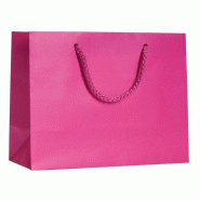 Sac Luxe pelliculé fuchsia mat 23x10x18cm - par 12 - format paysage avec poignées cordelières assorties
