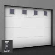Porte de garage sectionnelle sur-mesure motorisée hublots carrés horizontaux Porte de garage sectionnelle sur-mesure motorisée hublots carrés horizontaux