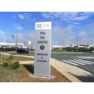 Signalétique RIS urbain sur mesure, idéale pour l'affichage des noms d'entreprise dans les zones artisanales et industrielles - OUEST ENSEIGNES_1