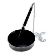 1er stylo à bille sur socle noir.