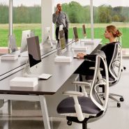 Bureau open space moderne avec surfaces coulissantes et trappes rabattables - Teknion - Interpret