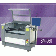 Machine laser sm-960 pour une découpe automatique d'écussons avec assistance caméra