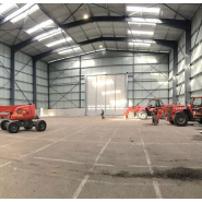 Hangar de stockage industriel à panneaux rigides, conçu pour offrir une bonne protection contre l'humidité et les conditions atmosphériques externes - CapGO