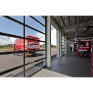 Porte sectionnelle industrielle vitrée conçue pour être utilisée pour augmenter la luminosité naturelle, la visibilité ou optimisée l'exposition - ASSA ABLOY OH1042FG_1