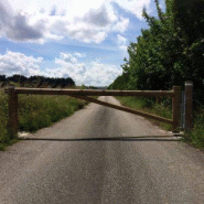 Barrière Campagnarde Ouvrante en Bois Rondins