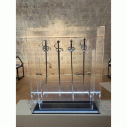 Vitrine en plexiglas pour épées