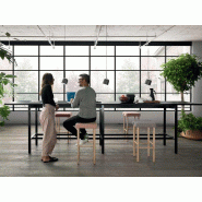 Grande table haute de travail laquée ou stratifiée noire avec repose-pieds Grande table haute de travail laquée ou stratifiée noire avec repose-pieds