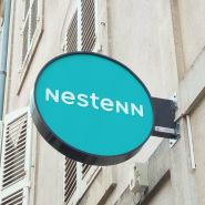 Enseigne Drapeau Lumineuse Ronde Plexiglas Diffusant - Chants blancs ou noirs Enseigne Drapeau Lumineuse Ronde Plexiglas Diffusant - Chants blancs ou noirs