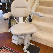 Fauteuil monte-escalier droit compact, à siège confortable, utilisable en intérieur et extérieur