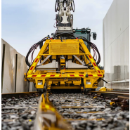 Bourreuse à ballast pour pelle rail-route - 8 pics de bourrage - 2'820 kg Bourreuse à ballast pour pelle rail-route - 8 pics de bourrage - 2'820 kg
