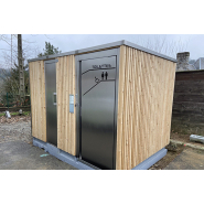 Cabine PMR avec mur urinoir, équipée de local technique, de finitions extérieures en bois, en trespa et en béton - référence 2073 Cabine PMR avec mur urinoir, équipée de local technique, de finitions extérieures en bois, en trespa et en béton - référence 2073
