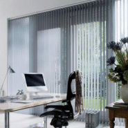 Store à bandes verticales sur mesure, lames largeur 127 mm en polyester occultant coloris gris alu Store à bandes verticales sur mesure, lames largeur 127 mm en polyester occultant coloris gris alu