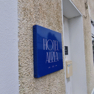 Enseigne caisson avec chants répliés