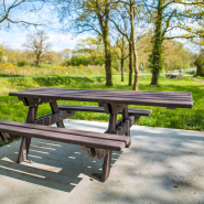 Table publique traditionnelle en matériau recyclé à armature métallique / accessible pmr