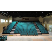 Tribune télescopique pour salle de spectacle