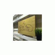 Enseigne drapeau suspendue en bois et aluminium - Deux finitions disponibles Enseigne drapeau suspendue en bois et aluminium - Deux finitions disponibles