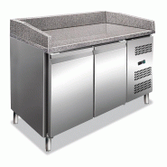 Comptoir à pizza avec 2 portes. Dessus en granit. Température +2°C/+8°C. Dégivrage automatique. Dimensions LxLxH 151x80x100 cm. PZ2600TN - 4640